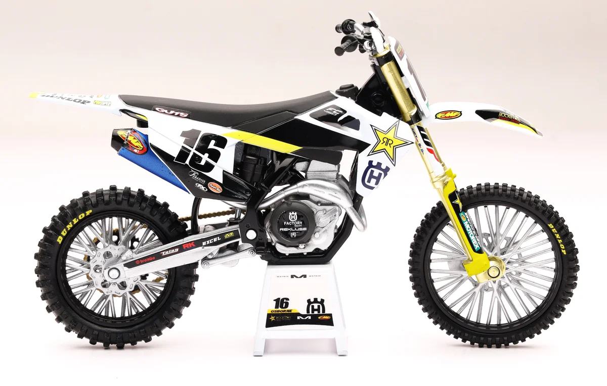 NEW-RAY 58243 Race Dirt Bike Replica - High-Quality Off-Road Replica for Enthusiasts